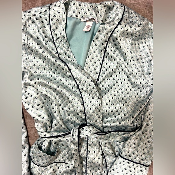 VICTORIA’S SECRET LUXURY SHORT ROBE OR PAJAMA TOP WITH TIE BELT - Picture 4 of 6